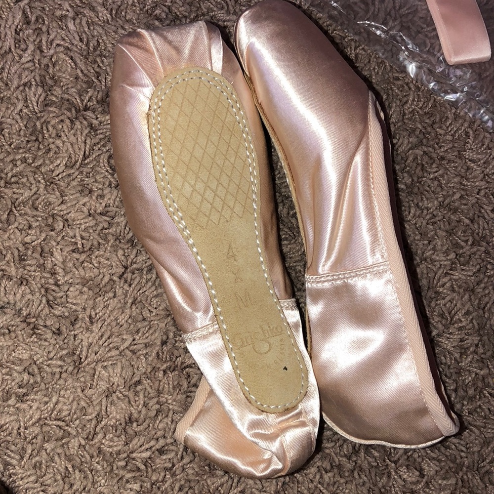 Pointe shoes - Picture 2 of 5